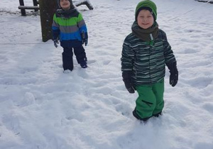 Tomek i Jacek podczas zabaw na śniegu.